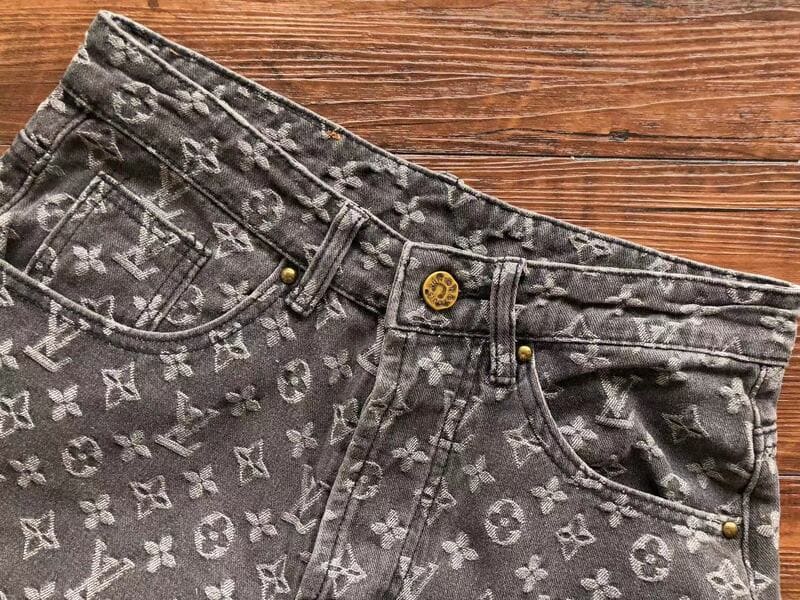 Calça Louis Vuitton Distressed Monogram Jeans