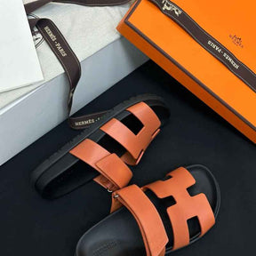 Sandália Hermès Chypre Preta/Marrom