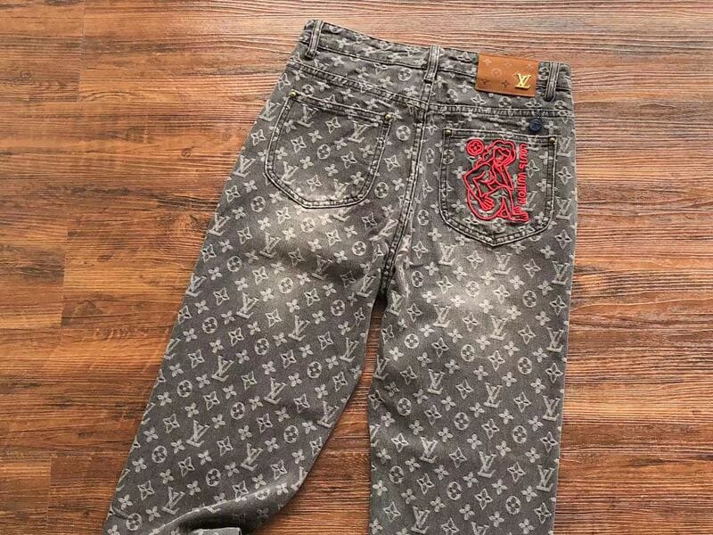 Calça Louis Vuitton Distressed Monogram Jeans