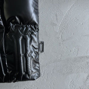 Jaqueta Trapstar Irongate Embossed Puffer Preta