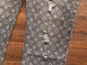 Calça Louis Vuitton Distressed Monogram Jeans